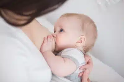 Comprendre et apaiser un bébé agité pendant l'allaitement astuces et conseils