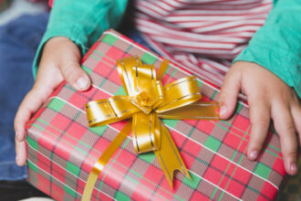 Cadeaux pour enfants : comment offrir un souvenir plutôt qu'un objet de plus ?