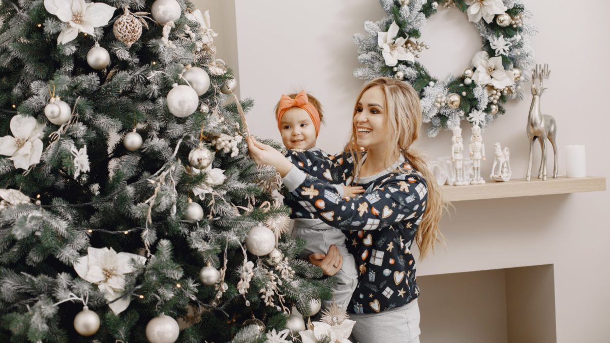 Faites briller votre intérieur avec nos sapins de noël livrés à domicile