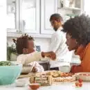 une famille dans leur cuisine