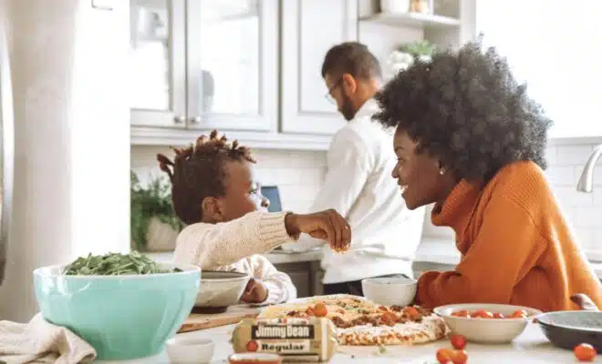 une famille dans leur cuisine