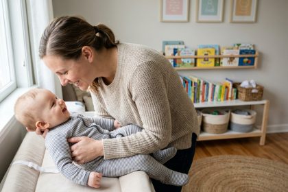Maman relaxée changeant son bébé dans une nurserie chaleureuse