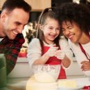 Organiser une soirée crêpes : comment impliquer toute la famille ?