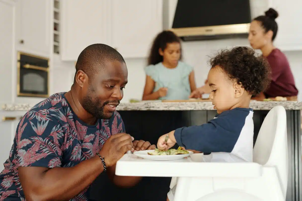 un père avec son enfant lors du déjeuner dans la cuisine